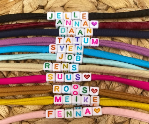 Gepersonaliseerde armband – gekleurde naam